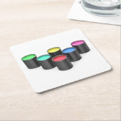 Verf blikjes met verschillende kleuren kartonnen onderzetters (Schuin)