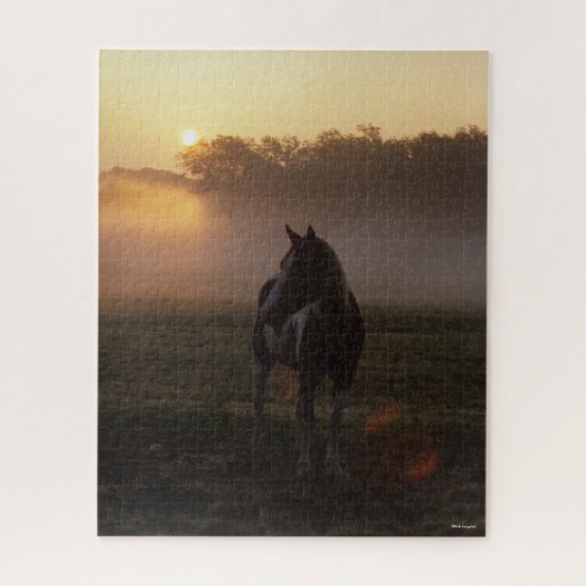 Verf paard staat in de mist op zonsopgang legpuzzel (Verticaal)