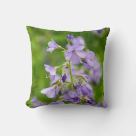 Verfijn blauwe bloemen op een groen veld in een le kussen