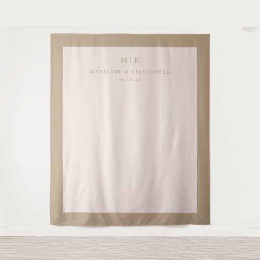 Verfijnd Beige Typografisch Wandkleed (Voorkant)