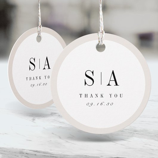 Verfijnd minimalistisch trouwfeest met monogram bedankjes labels
