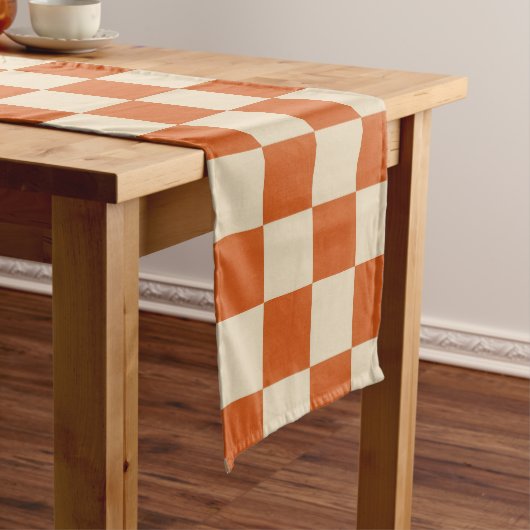 Verfijnd Oranje En Wit Geruit Patroon Medium Tafelloper (Voorbeeld)