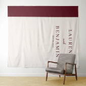 Verfijnde Maroon Minimalistische Typografie Wandkleed (In Situ (horizontaal))