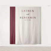 Verfijnde Maroon Minimalistische Typografie Wandkleed (Voorkant)