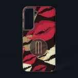 Verfijnde Red Lips Monogram Samsung Galaxy Hoesje<br><div class="desc">Deze telefoondraagtas is prachtig en glamoureus voor haar en heeft een achtergrondpatroon van rode en gouden afbeeldingen op dramatisch zwart. Uw monogram bevindt zich in het onderste midden in licht goud,  geplaatst op een semi-transparante cirkelbanner die ook in dun goud is gevoerd.</div>