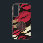 Verfijnde Red Lips Monogram Samsung Galaxy Hoesje<br><div class="desc">Deze telefoondraagtas is prachtig en glamoureus voor haar en heeft een achtergrondpatroon van rode en gouden afbeeldingen op dramatisch zwart. Uw monogram bevindt zich in het onderste midden in licht goud,  geplaatst op een semi-transparante cirkelbanner die ook in dun goud is gevoerd.</div>