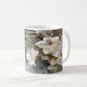 Verfijnde Witte Bloemige Mok | Bleke Bloemen Fijn (Voorkant rechts)