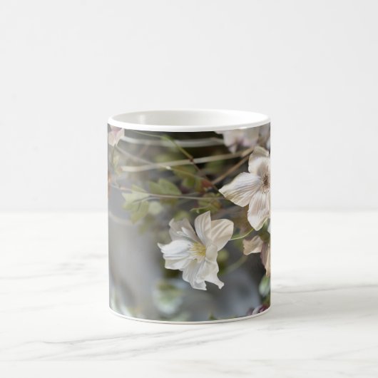 Verfijnde Witte Bloemige Mok | Bleke Bloemen Fijn (Center)