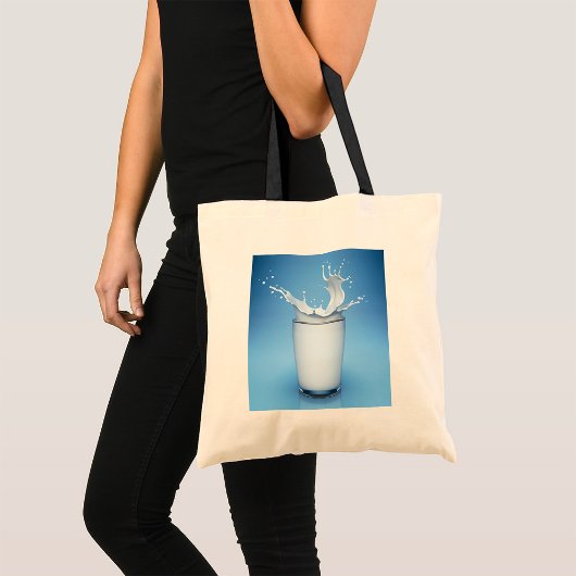 Verfrissende melksplash in glas tote bag