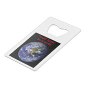 Vergeet de Buitenruimte en bespaar de aarde tegen Creditkaart Flessenopener (Voorkant Gekanteld)