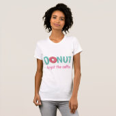 Vergeet de koffie met de roze geprinte Donut niet T-shirt (Voorkant volledig)