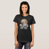 Vergeet de stijlruimte van Pluto Retro nooit T-shirt (Voorkant volledig)