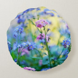 Vergeet-me-niet bloemen rond kussen