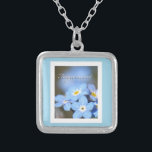 Vergeet-me-niet foto op blauw zilver vergulden ketting<br><div class="desc">Schattige foto van vergeet-me-niet bloemen op een babyblauwe achtergrond. Geef haar naam een persoonlijk tintje voor een onvergetelijk cadeau.</div>