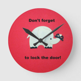 Vergeet niet de deur op slot te doen. ronde klok