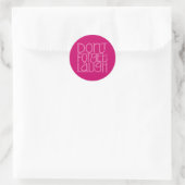 Vergeet niet om te lachen roze Sticker (Tas)