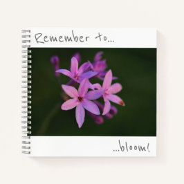 Vergeet niet paarse bloemen bloeien Notitieboekje Notitieboek