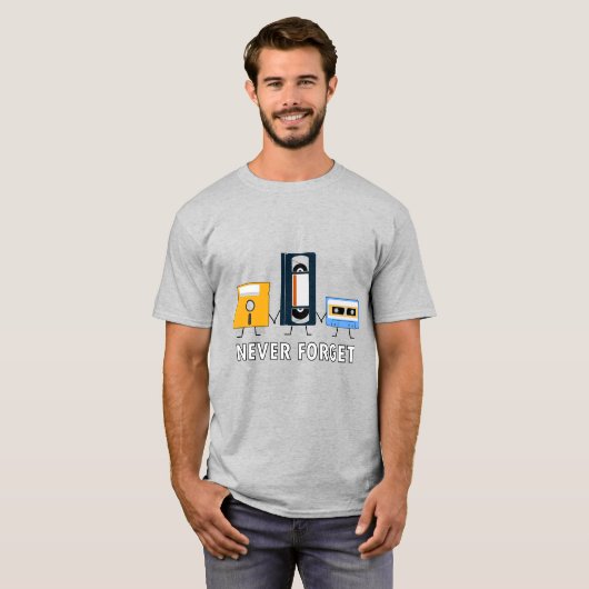 VERGEET NOOIT HET RETRO MEDIAS T-SHIRT (Voorkant volledig)