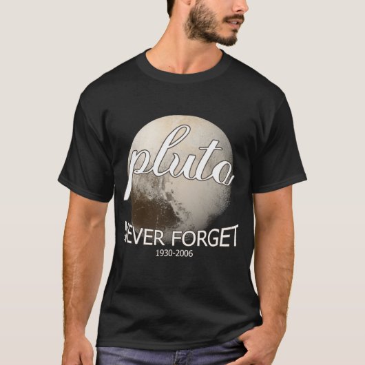 vergeet nooit pluto 1930 - 2006 t-shirt (Voorkant)