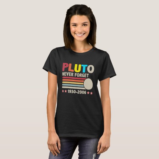 Vergeet Pluto 1930 2006 Retro Space Science nooit T-shirt (Voorkant volledig)
