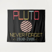 Vergeet Pluto Retro Funny Space nooit, wetenschap Wandkleed (Voorkant (horizontaal))