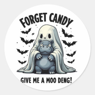 Vergeet snoep, geef me Moo Deng Halloween geest Ronde Sticker