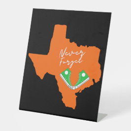 Vergeet Uvalde Tribute nooit Reclamebord Met Voetstuk