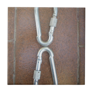 Vergrendeld: duurzaam stalen karabijnhaak ontwerp tegeltje