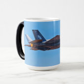Vergrendelde Martin F-35A bliksem II Magische Mok (Voorkant links)