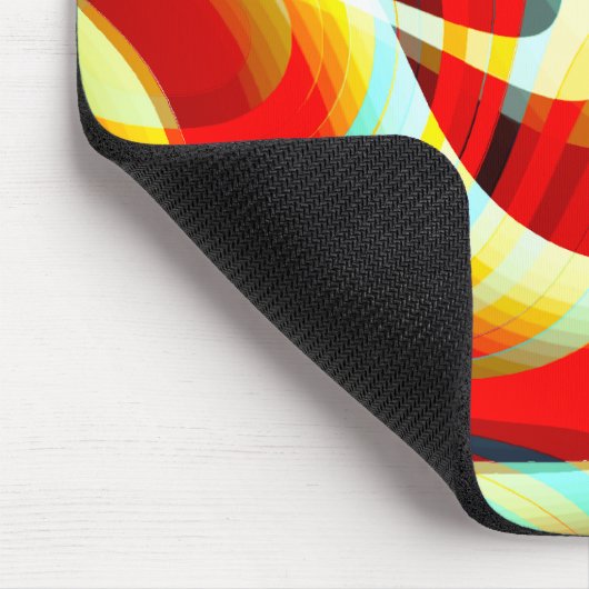 Vergrootende gekromde rode slagen die in puin over muismat (Hoek)