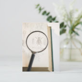 Vergrootglas boven boek dat insecten toont briefkaart (Staand voorkant)