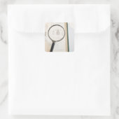 Vergrootglas boven boek dat insecten toont vierkante sticker (Tas)