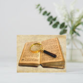 Vergrootglas en oud boek briefkaart (Staand voorkant)