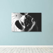 Vergroting van de bloedcellen in zwart-wit canvas afdruk (Insitu (Houten vloer))