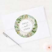 Vergulde bloemen krans bruiloft monogram ronde sticker (Envelop)