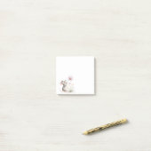 Verhaalmuis die een Roze Wilde Bloem Pakt Post-it® Notes (Op bureau)