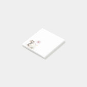 Verhaalmuis die een Roze Wilde Bloem Pakt Post-it® Notes (Schuin)