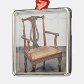 Verharde achterstoel, geleverd door metalen ornament (Links)