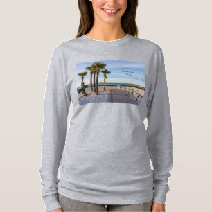 Verharde loopbrug naar Pensacola Beach met lange m T-shirt