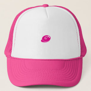 Verhef je look met deze op maat gemaakte "C" tekst Trucker Pet
