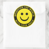 Verhelder de wereld met je glimlach ronde sticker (Tas)