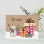 Verheug je - Schattigee sneeuwman met kerstcadeaus Feestdagenkaart (Staand voorkant)
