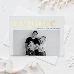 Verheug u op de gedurfde typografie Moderne kerstf Folie Feestdagen Briefkaart<br><div class="desc">vrolijk kerstfeest | Nodig gasten uit voor uw evenement met dit aanpasbare gouden folie kerst briefkaart. Het is voorzien van JOICE in vet typografie. Personaliseer dit moderne vakantie-briefkaart door uw gegevens toe te voegen. Deze aangepaste foto kerst briefkaart is verkrijgbaar in andere kleuren en cardstock. Overeenkomende objecten zijn beschikbaar.</div>