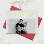 Verheug u op de gedurfde typografie Moderne kerstf Folie Feestdagenkaart<br><div class="desc">vrolijk kerstfeest | Nodig gasten uit voor uw evenement met deze aanpasbare gouden folie kerstkaart. Het is voorzien van JOICE in vet typografie. Personaliseer deze moderne vakantiekaart door uw gegevens toe te voegen. Deze aangepaste foto kerstkaart is verkrijgbaar in andere kleuren en cardstock. Overeenkomende objecten zijn beschikbaar.</div>