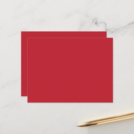 Verhoog uw ontwerp met een rode achtergrond en wit briefkaart (Voorkant / Achterkant in situ)
