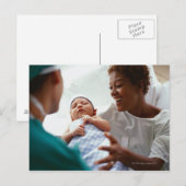 Verhoogd close-up uitzicht van een arts die een ni briefkaart (Voorkant / Achterkant)