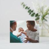 Verhoogd close-up uitzicht van een arts die een ni briefkaart (Staand voorkant)