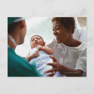 Verhoogd close-up uitzicht van een arts die een ni briefkaart