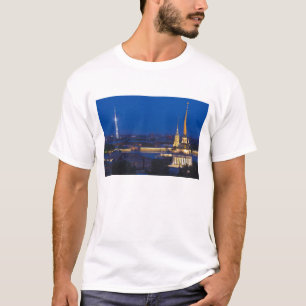 Verhoogd uitzicht op de televisietoren t-shirt