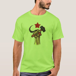 Verhoogd vuist hamer en shirt van sikkel